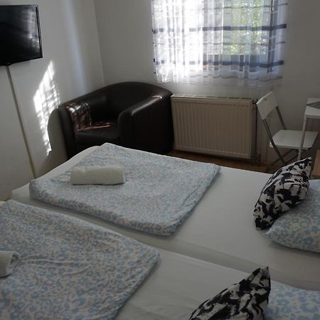 Majus 1 Vendeghaz - Torony Hotel Bagian luar foto