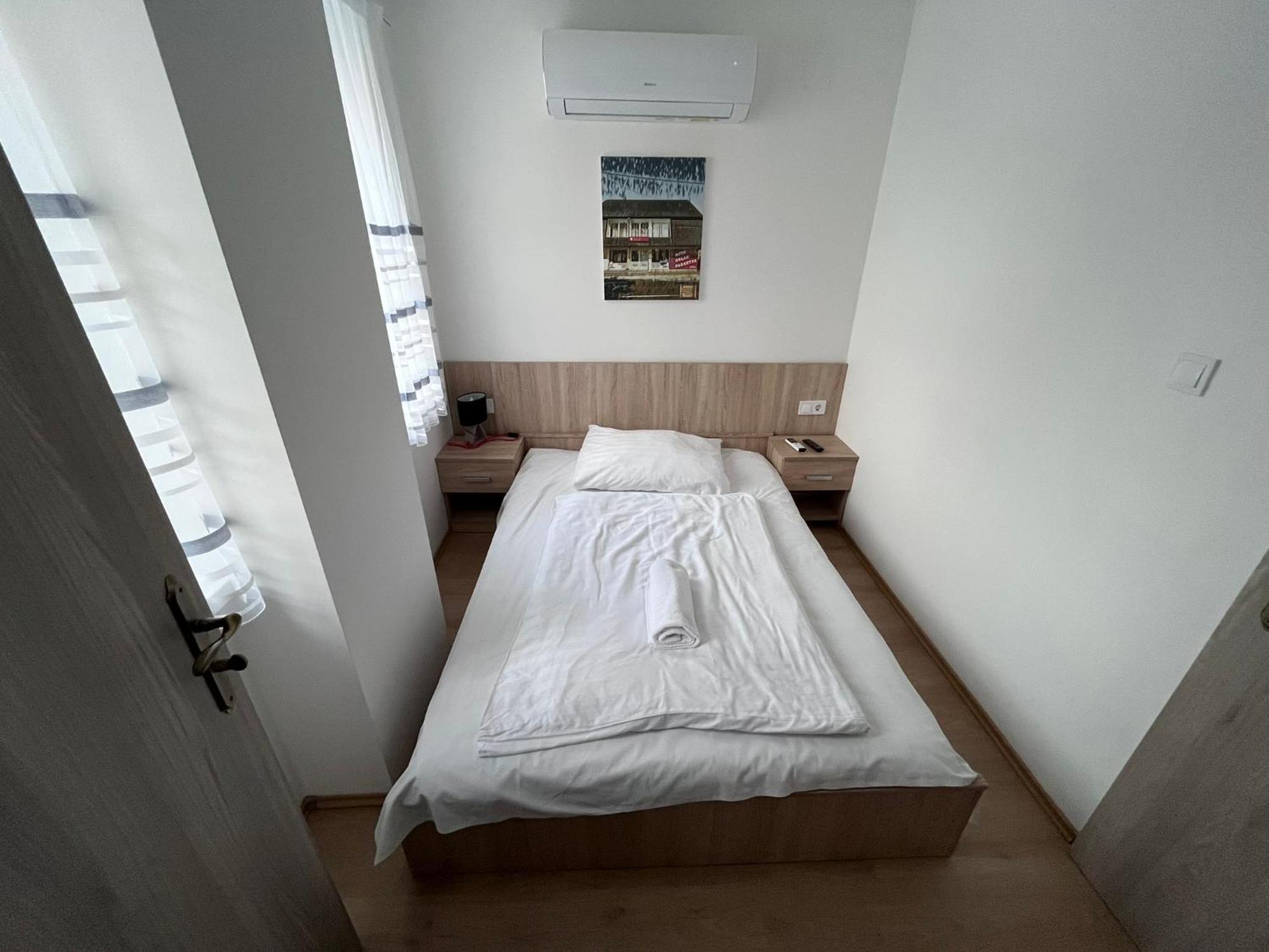 Majus 1 Vendeghaz - Torony Hotel Bagian luar foto