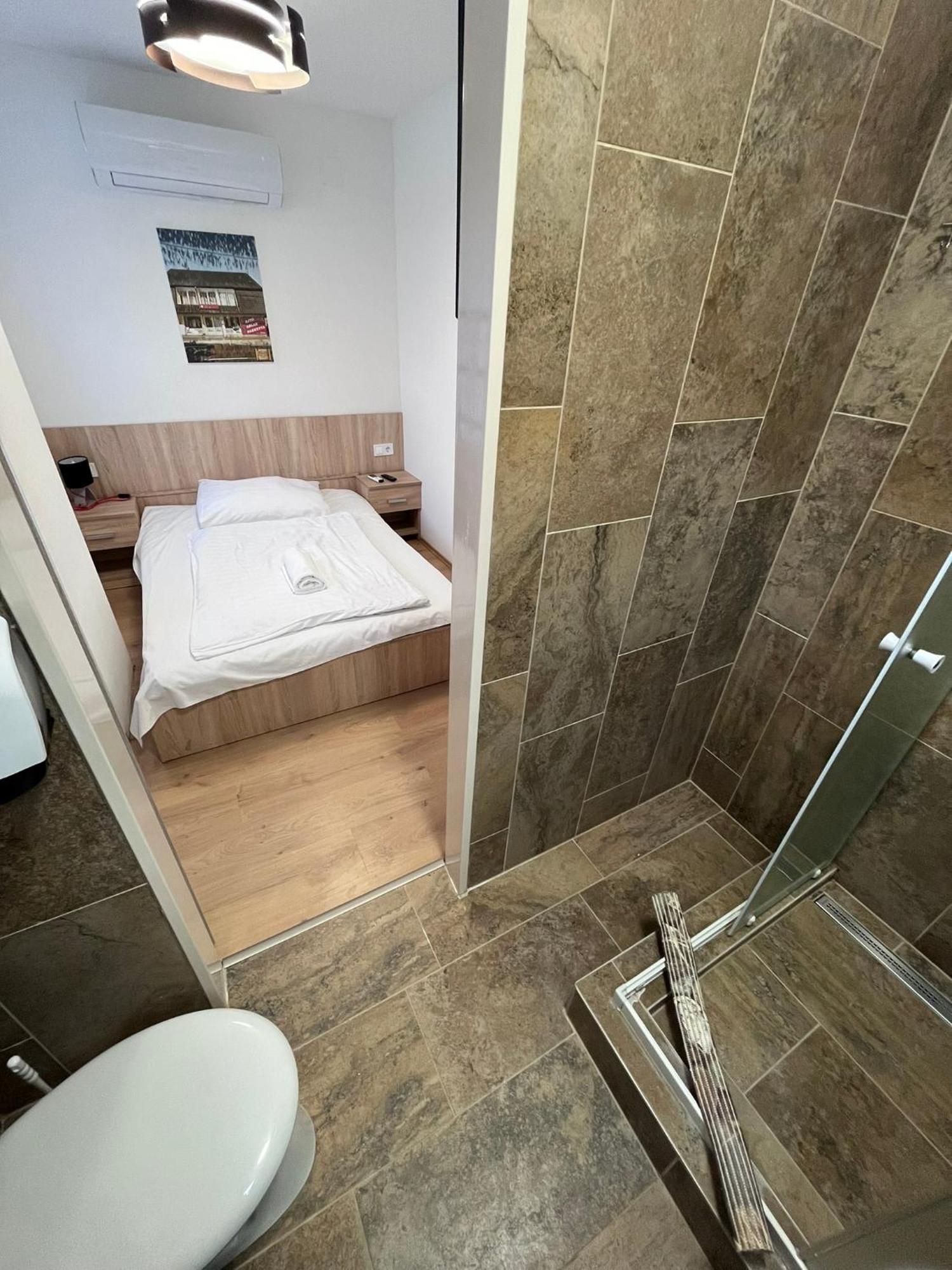 Majus 1 Vendeghaz - Torony Hotel Bagian luar foto