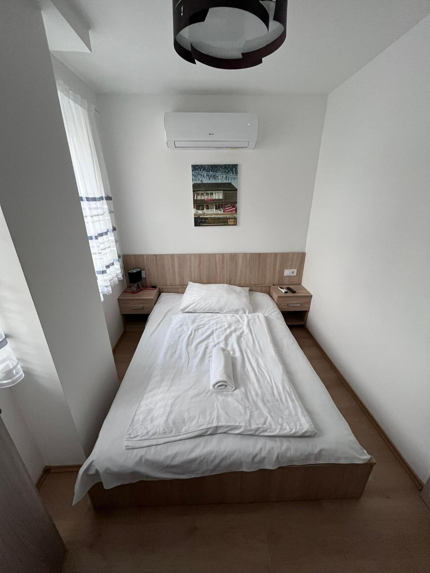 Majus 1 Vendeghaz - Torony Hotel Bagian luar foto