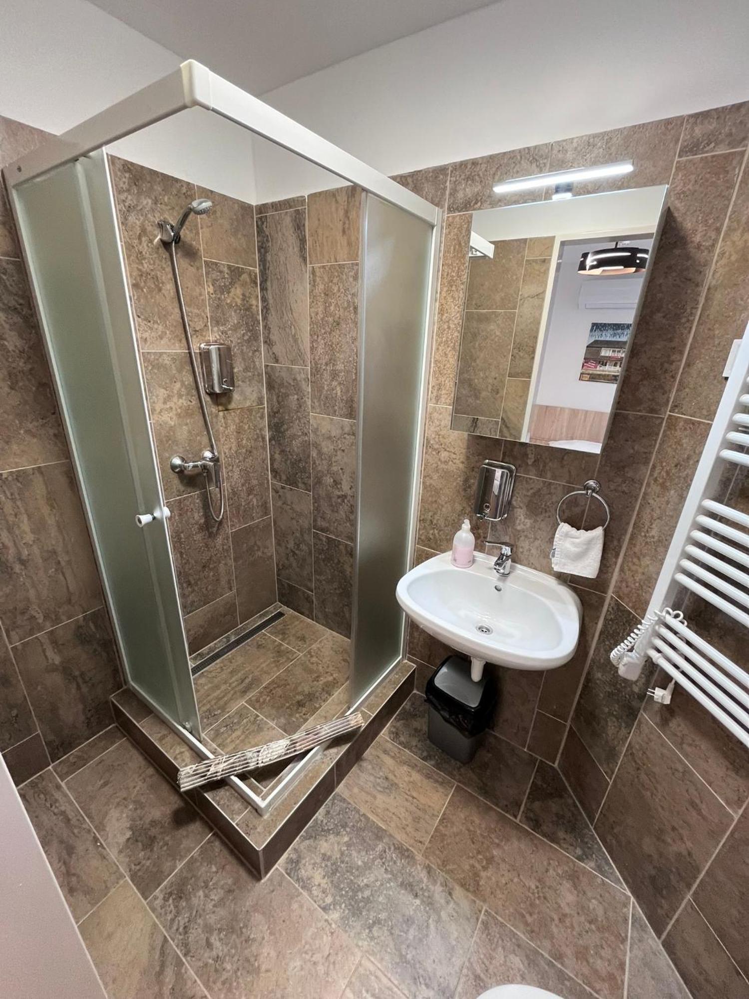 Majus 1 Vendeghaz - Torony Hotel Bagian luar foto