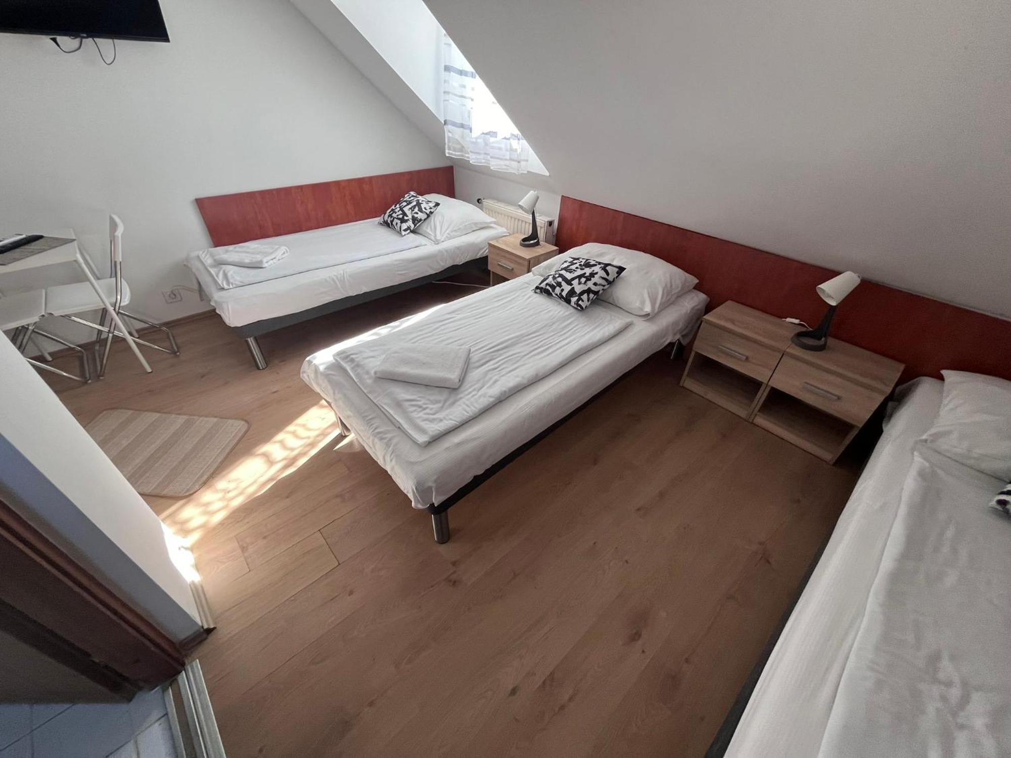 Majus 1 Vendeghaz - Torony Hotel Bagian luar foto