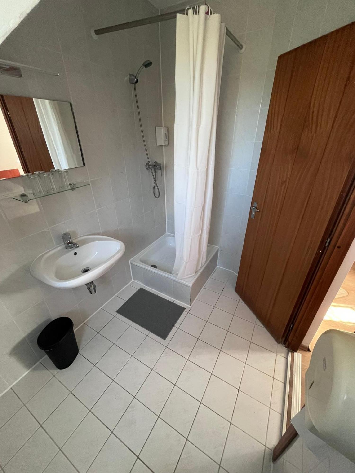Majus 1 Vendeghaz - Torony Hotel Bagian luar foto