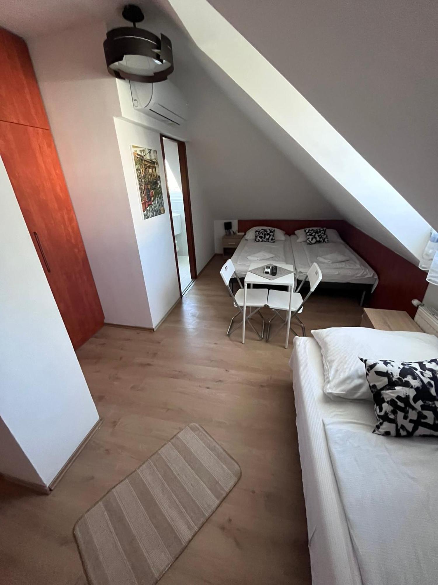 Majus 1 Vendeghaz - Torony Hotel Bagian luar foto