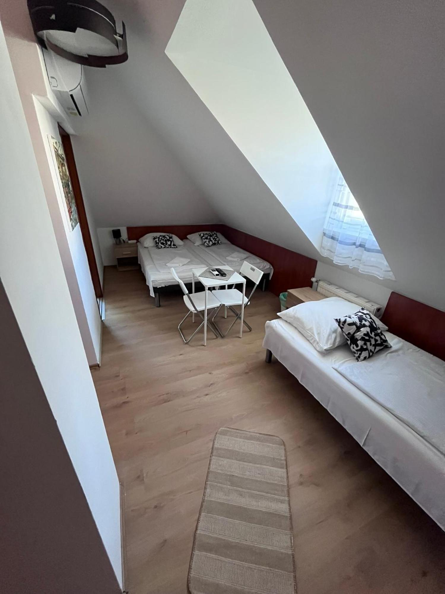 Majus 1 Vendeghaz - Torony Hotel Bagian luar foto