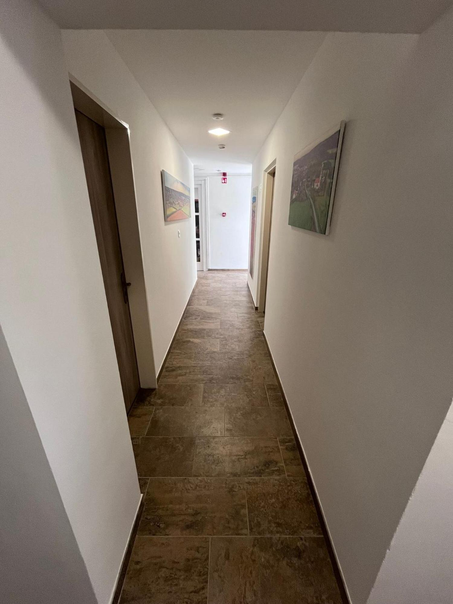 Majus 1 Vendeghaz - Torony Hotel Bagian luar foto