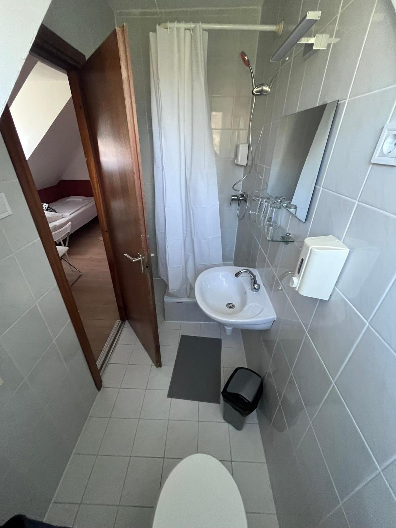 Majus 1 Vendeghaz - Torony Hotel Bagian luar foto