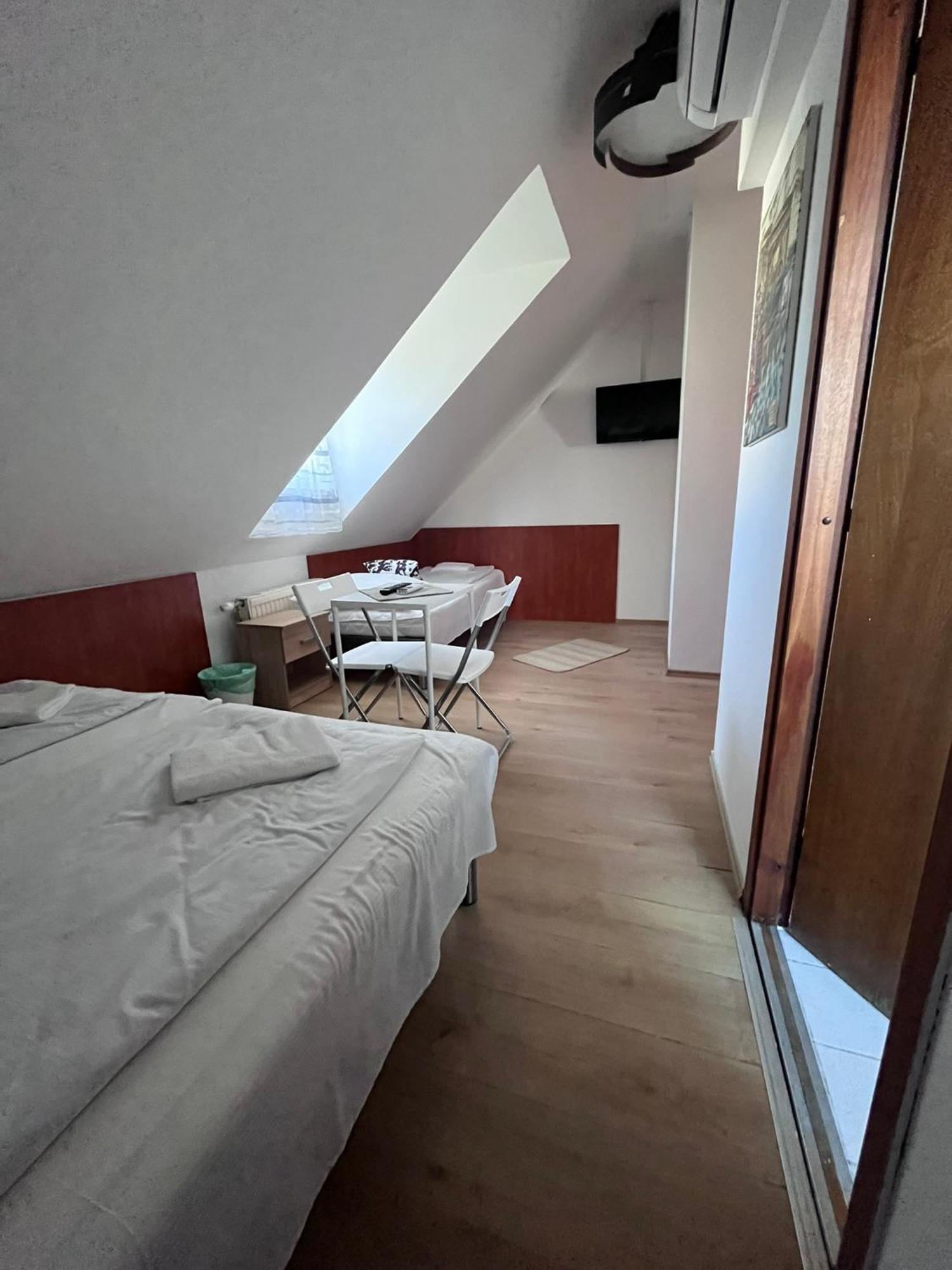 Majus 1 Vendeghaz - Torony Hotel Bagian luar foto