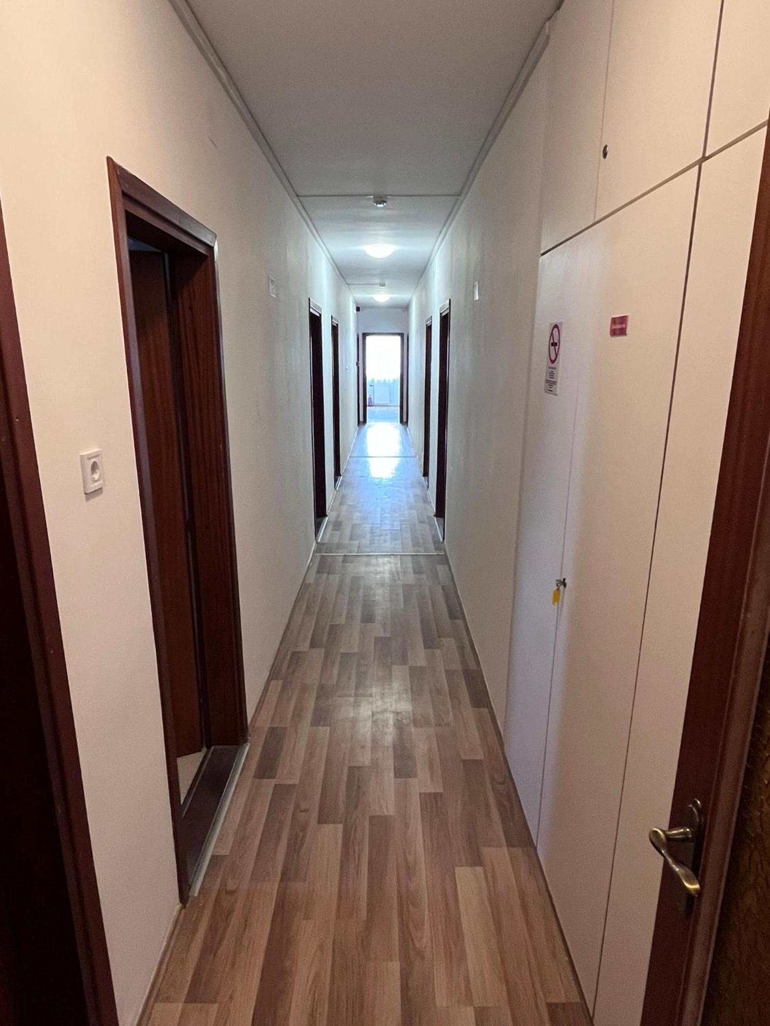 Majus 1 Vendeghaz - Torony Hotel Bagian luar foto