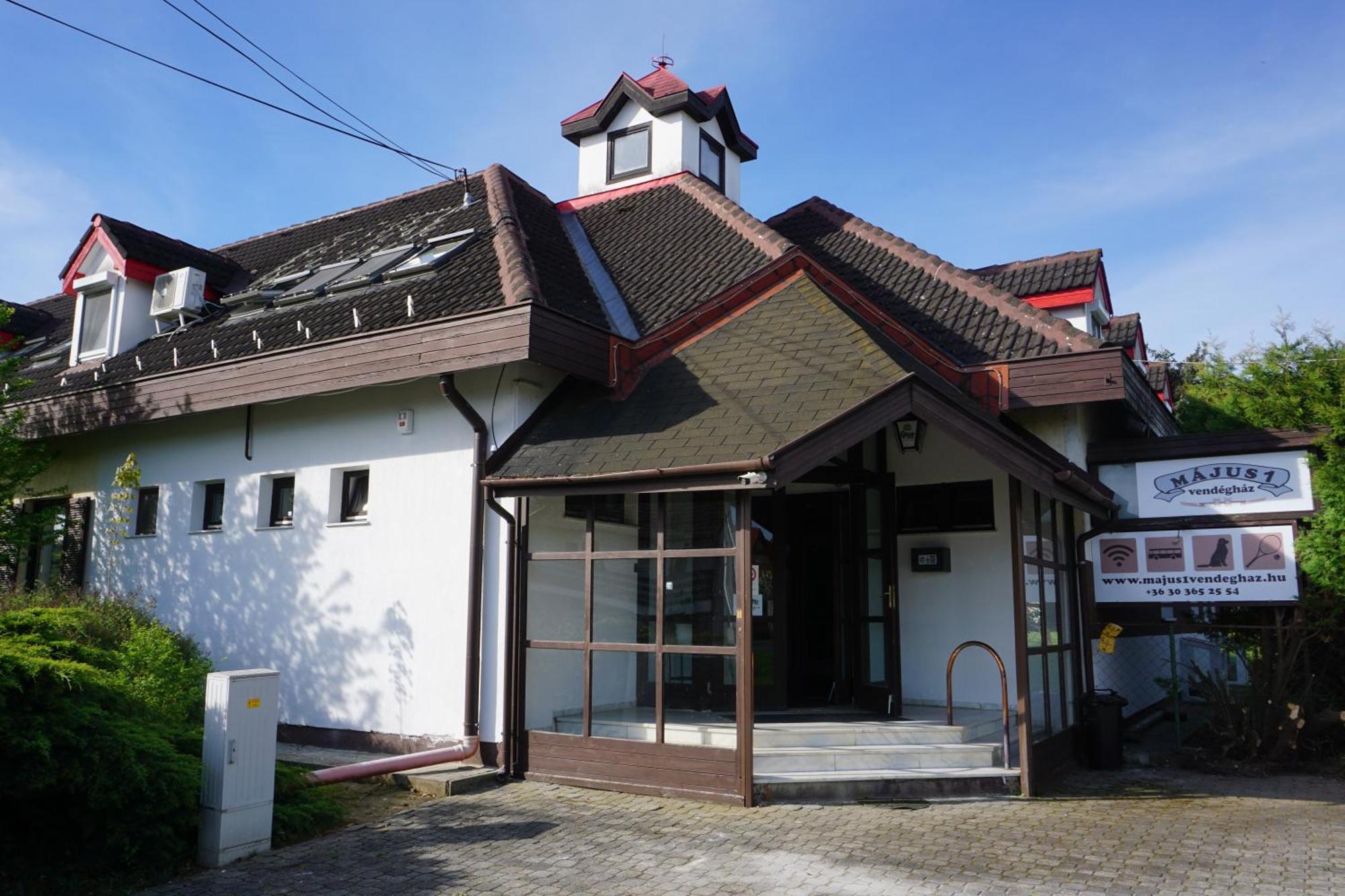 Majus 1 Vendeghaz - Torony Hotel Bagian luar foto