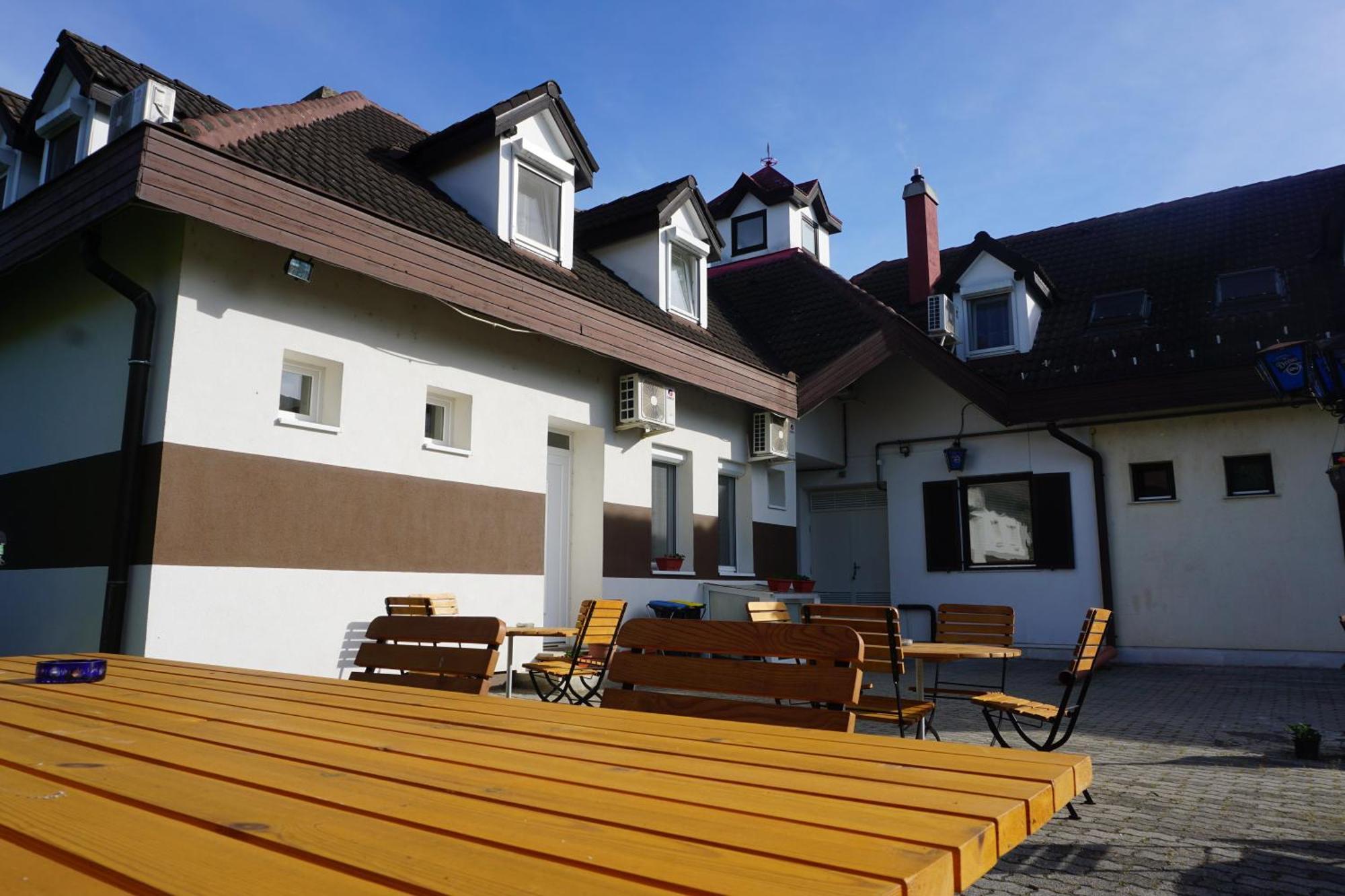 Majus 1 Vendeghaz - Torony Hotel Bagian luar foto