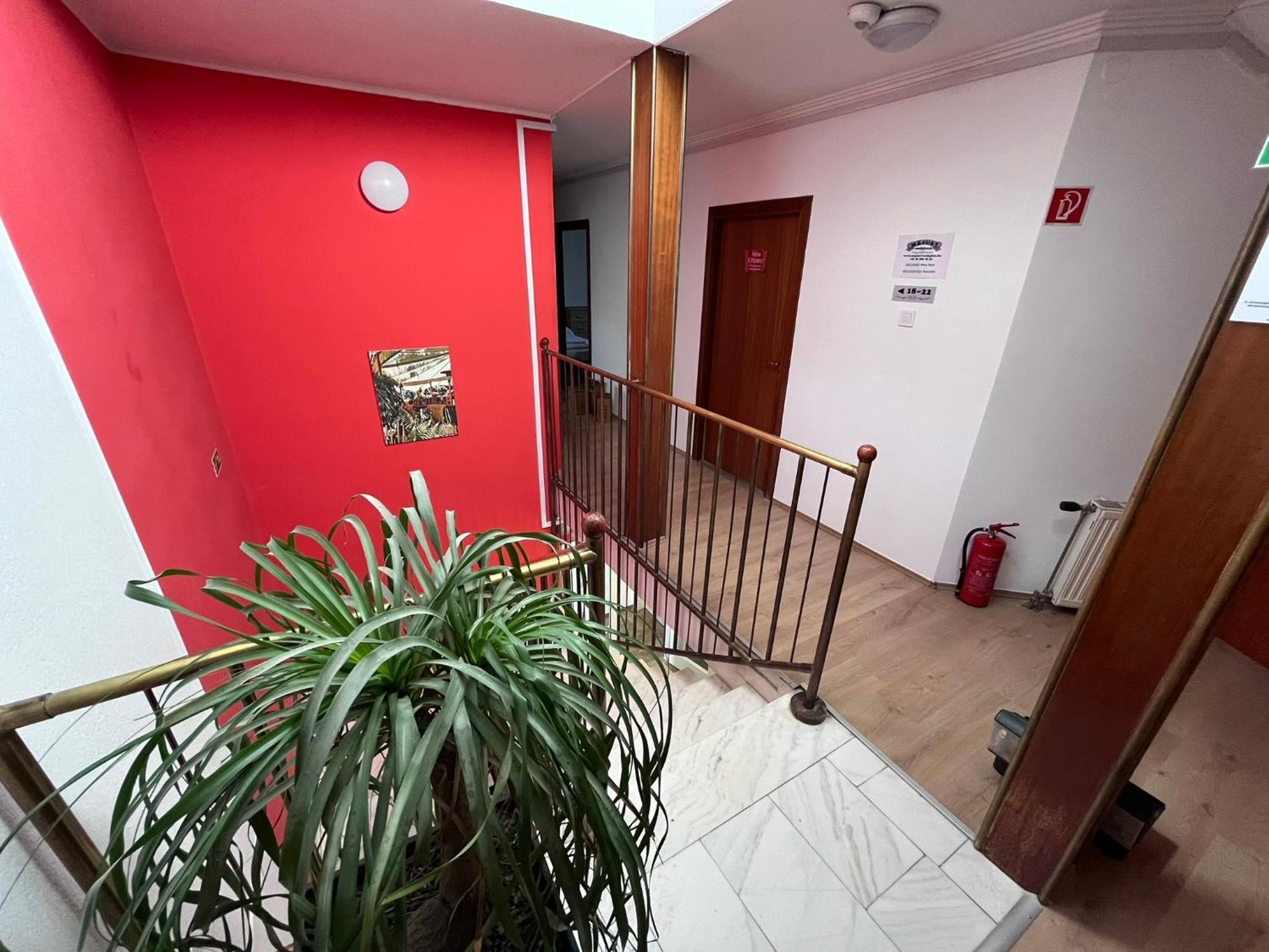 Majus 1 Vendeghaz - Torony Hotel Bagian luar foto
