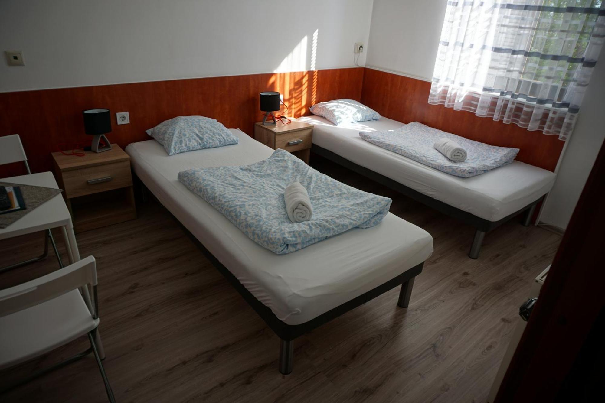 Majus 1 Vendeghaz - Torony Hotel Bagian luar foto