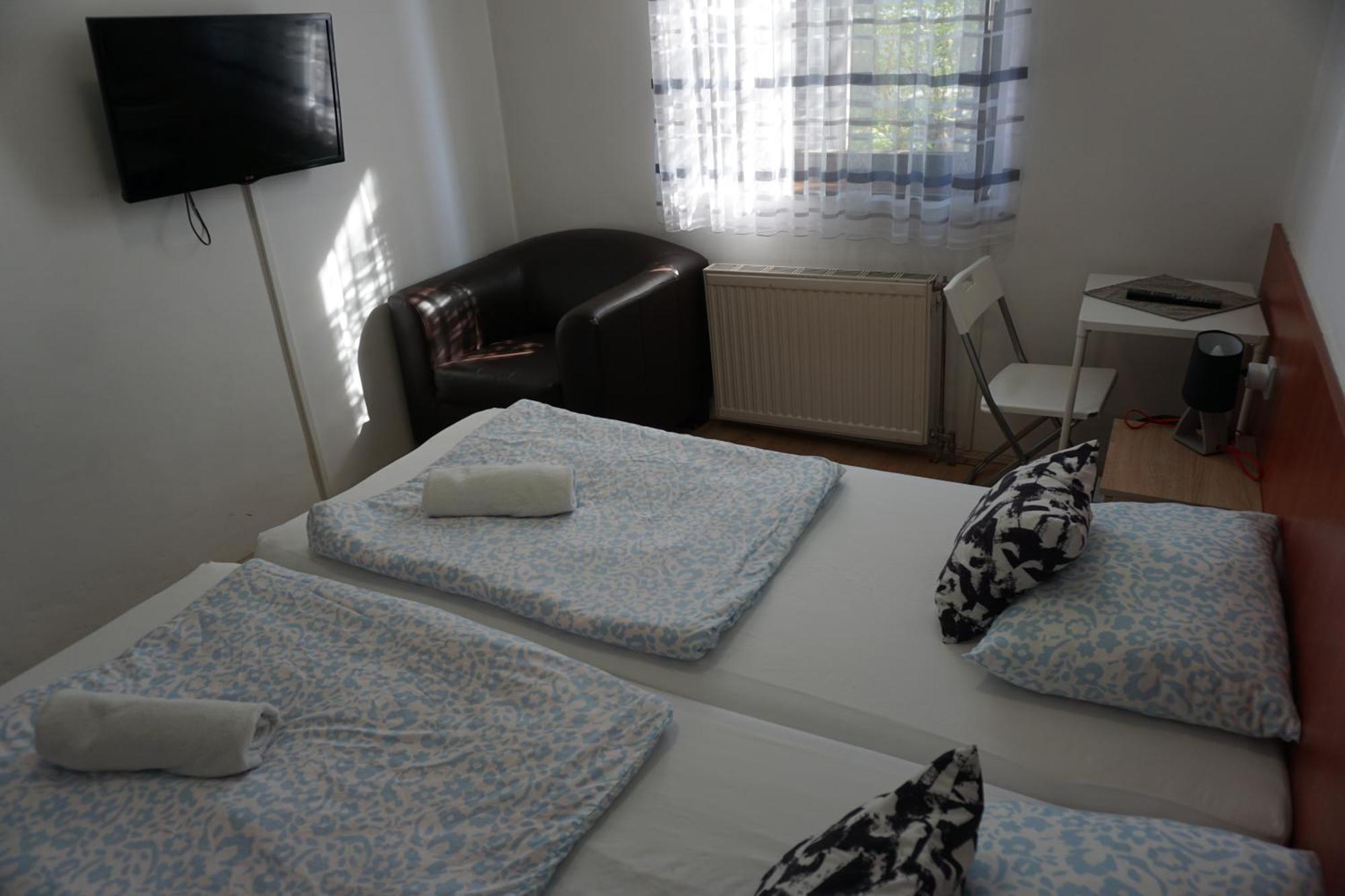 Majus 1 Vendeghaz - Torony Hotel Bagian luar foto