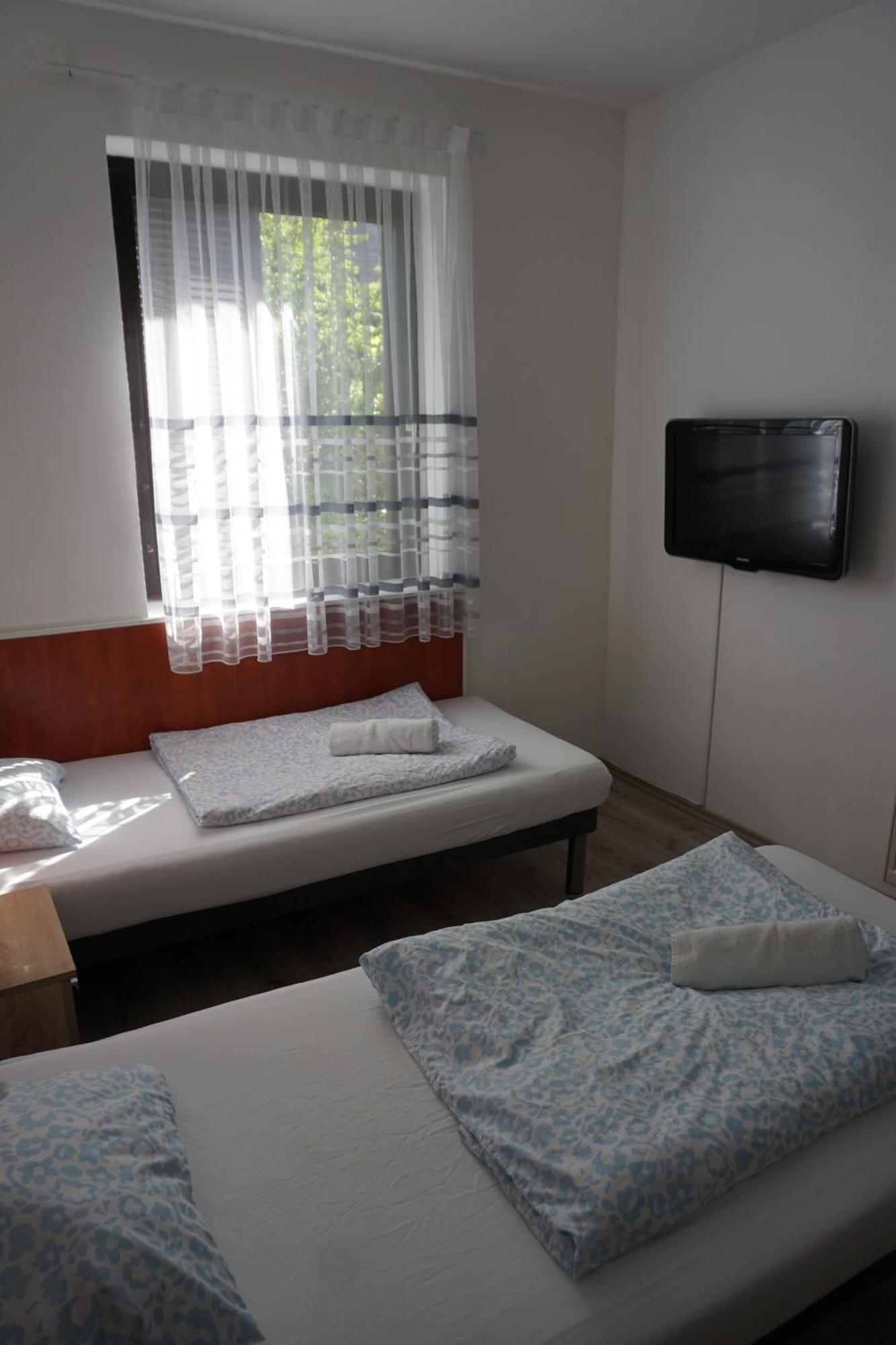 Majus 1 Vendeghaz - Torony Hotel Bagian luar foto