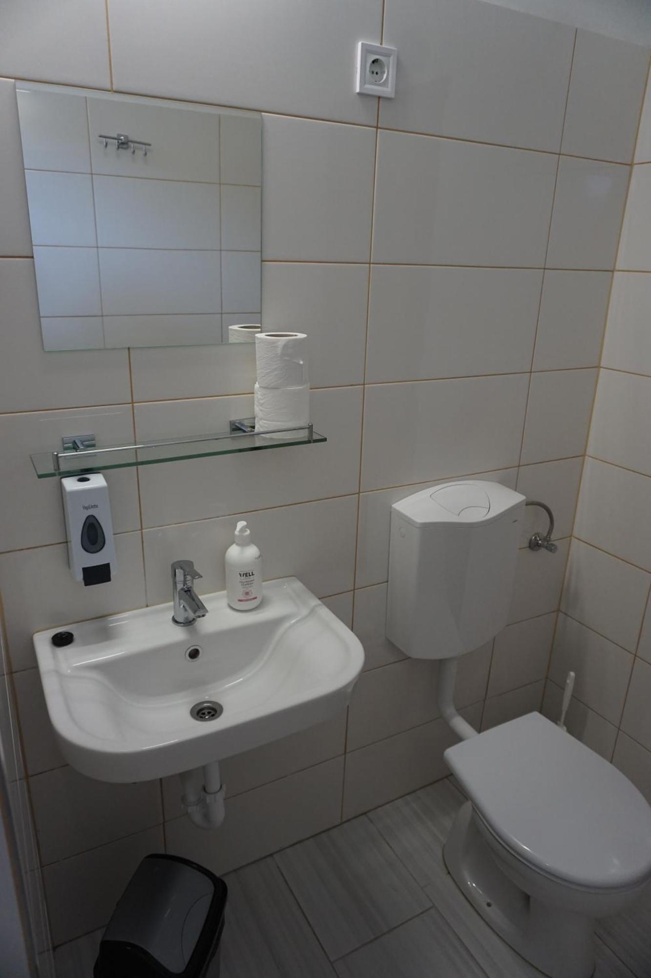 Majus 1 Vendeghaz - Torony Hotel Bagian luar foto
