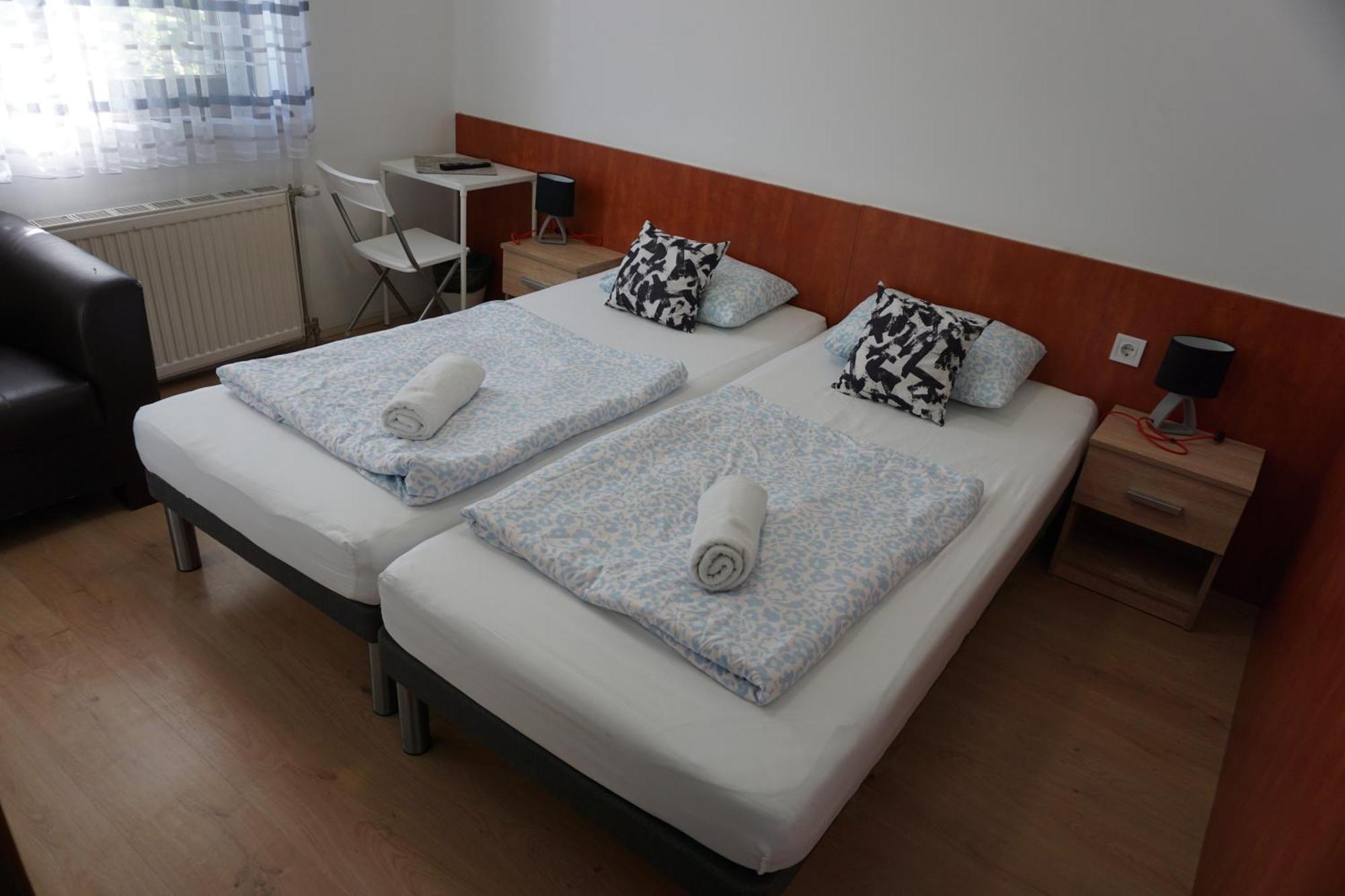 Majus 1 Vendeghaz - Torony Hotel Bagian luar foto