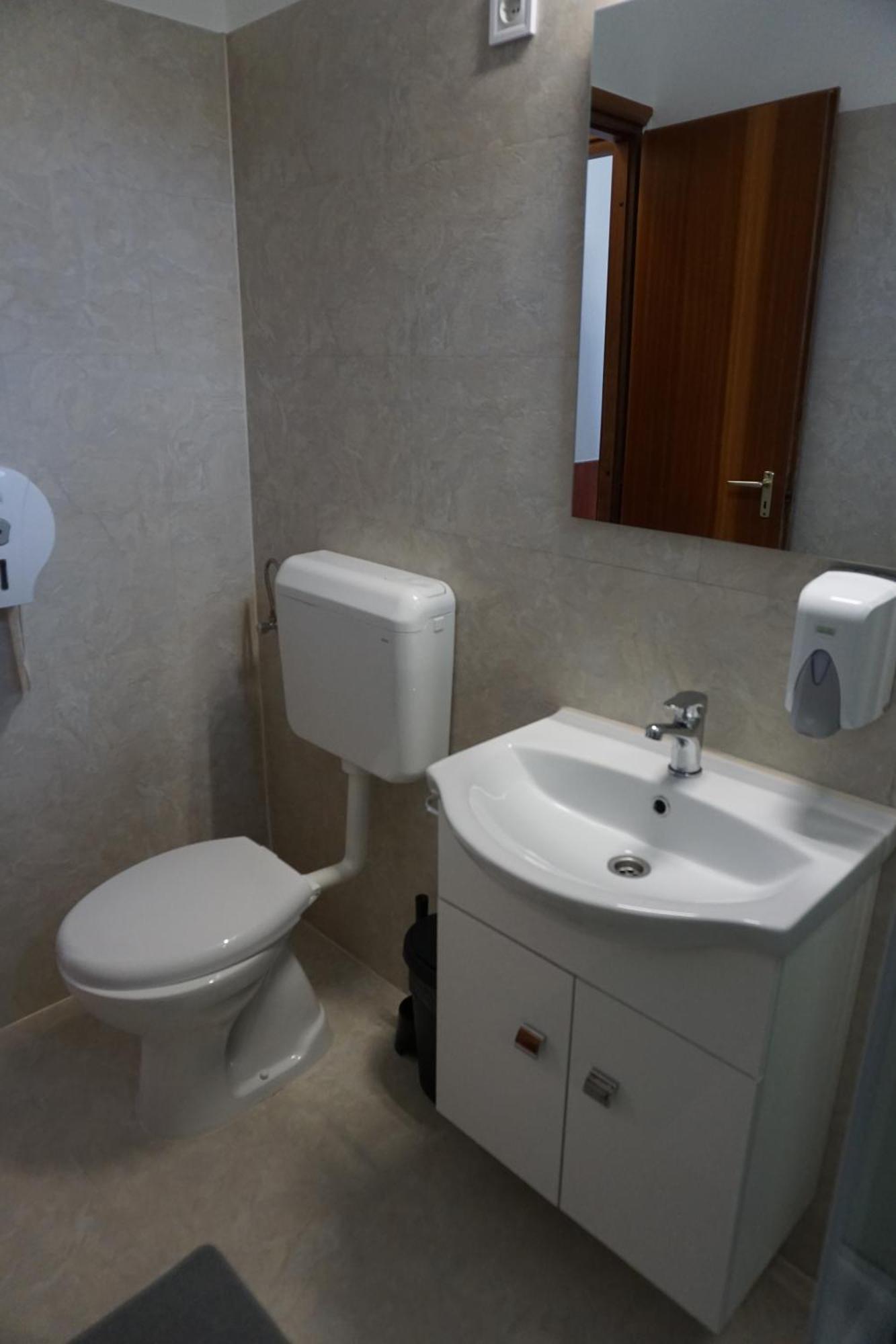 Majus 1 Vendeghaz - Torony Hotel Bagian luar foto