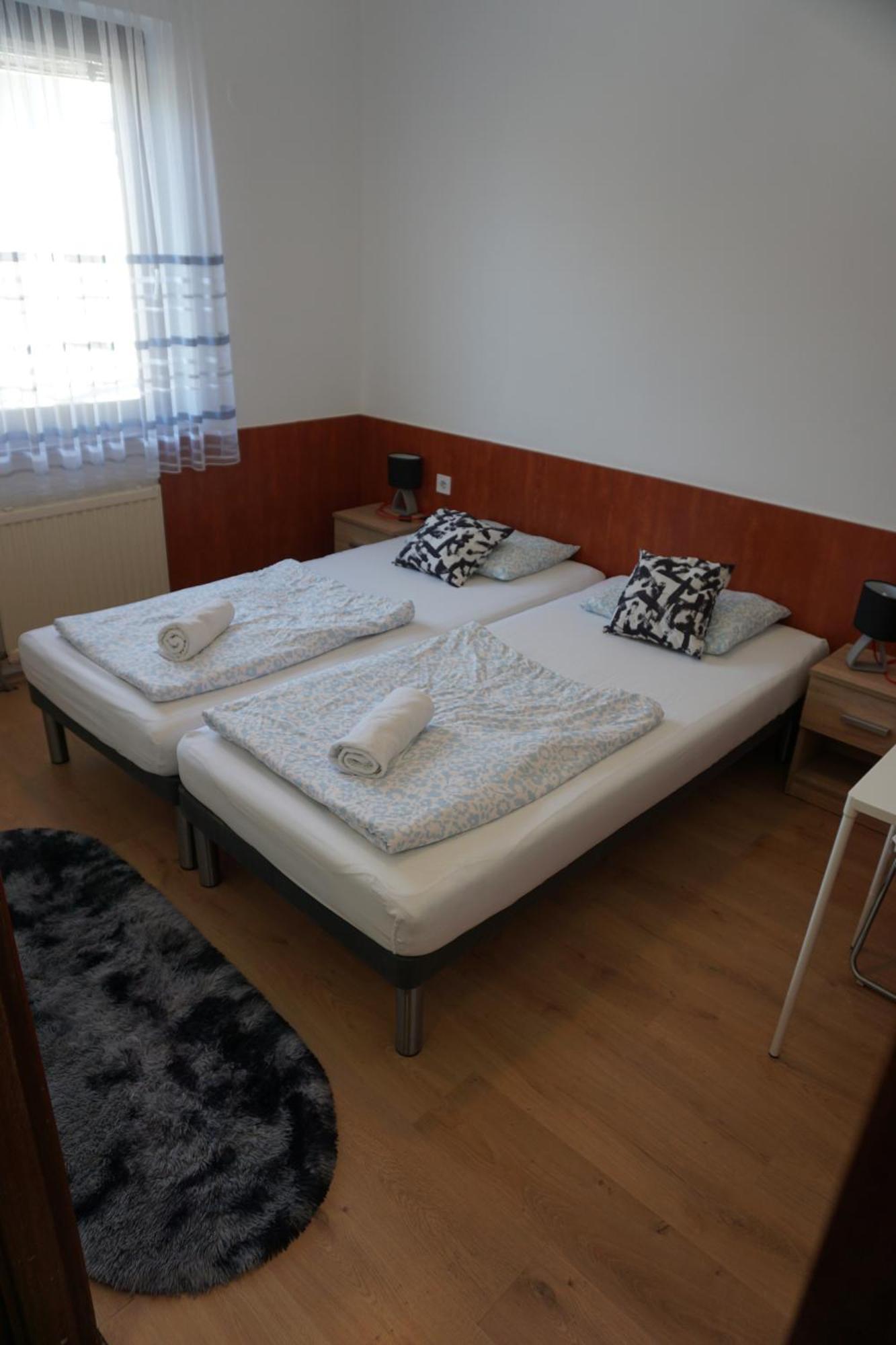 Majus 1 Vendeghaz - Torony Hotel Bagian luar foto