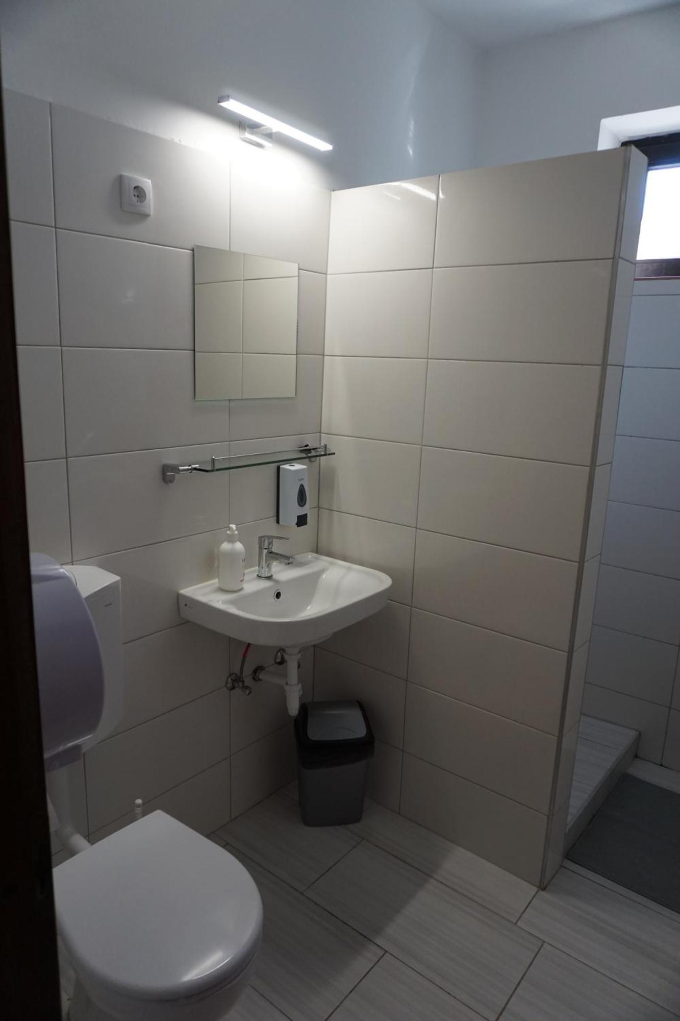 Majus 1 Vendeghaz - Torony Hotel Bagian luar foto