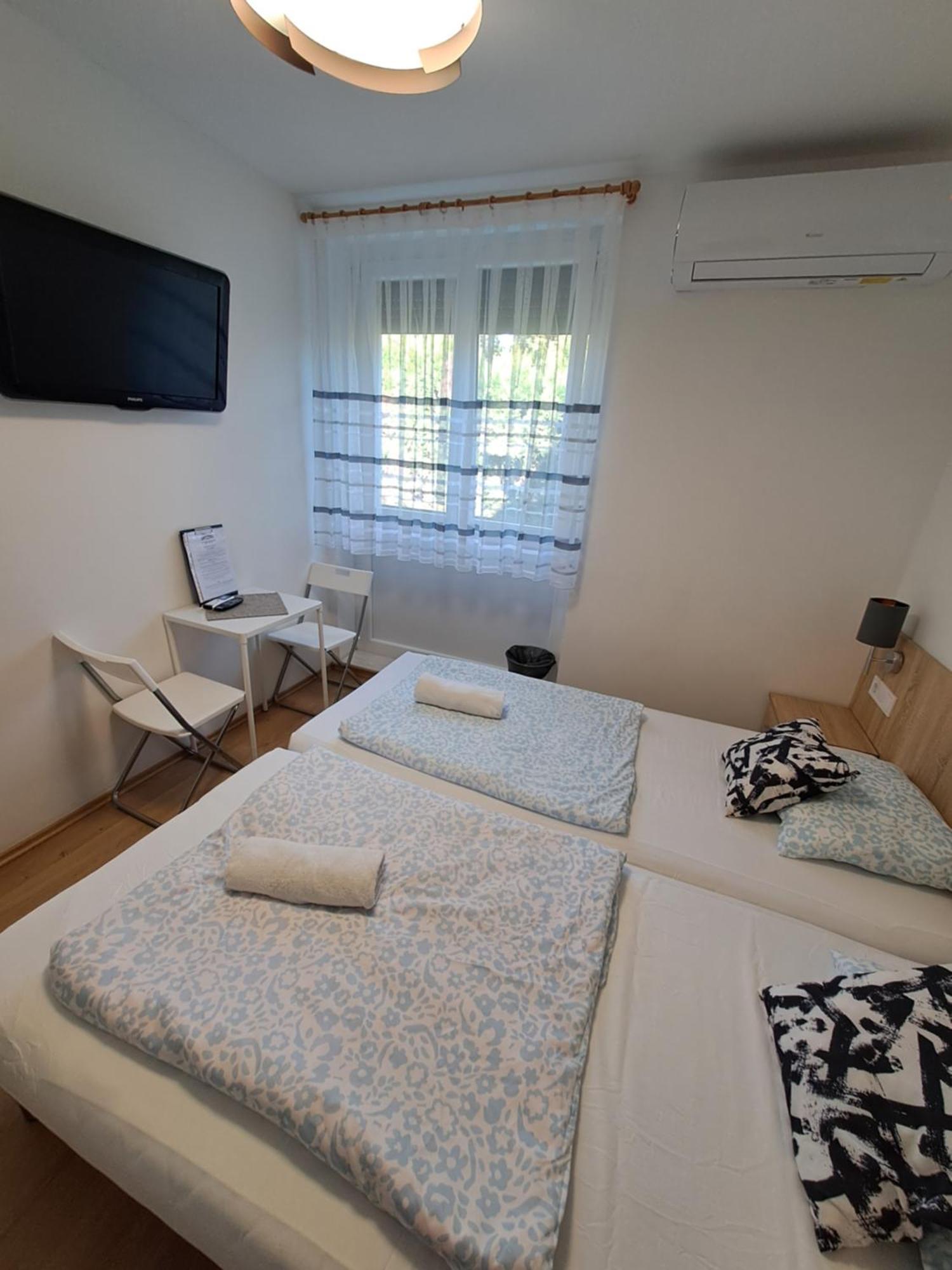 Majus 1 Vendeghaz - Torony Hotel Bagian luar foto