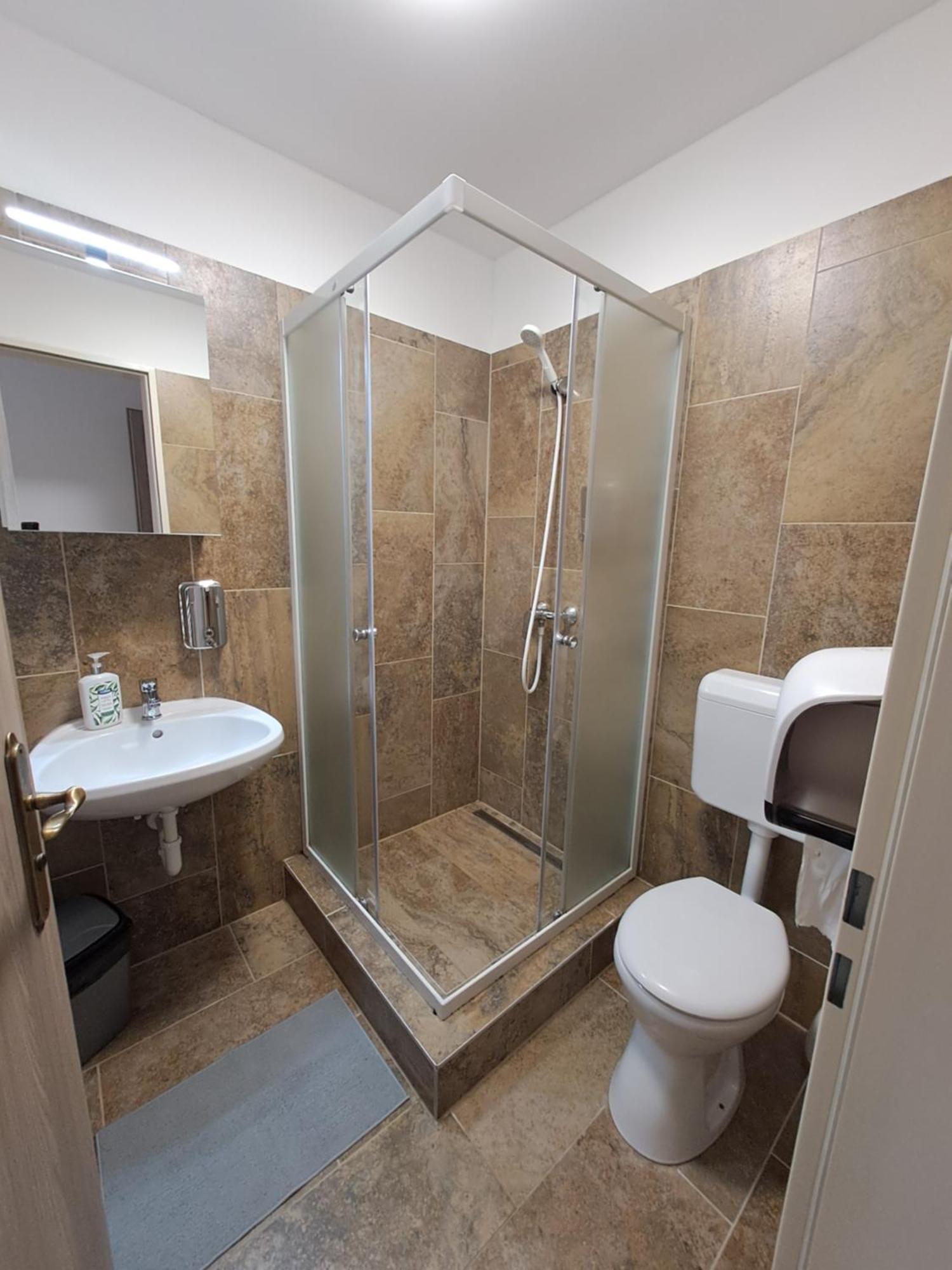 Majus 1 Vendeghaz - Torony Hotel Bagian luar foto